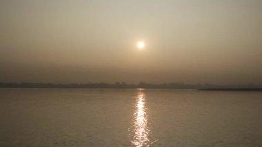 Ayeyarwady nehrinde gün doğumu, Myanmar, Burma