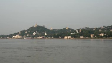Pagodas, Ayeyarwady Nehri, Myanmar, Burma 'daki gezi gemisinden manzara izliyor.
