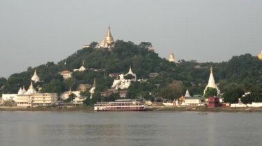 Pagodas, Ayeyarwady Nehri, Myanmar, Burma 'daki gezi gemisinden manzara izliyor.