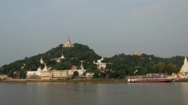 Pagodas, Ayeyarwady Nehri, Myanmar, Burma 'daki gezi gemisinden manzara izliyor.
