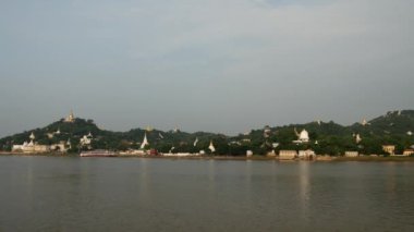 Pagodas, Ayeyarwady Nehri, Myanmar, Burma 'daki gezi gemisinden manzara izliyor.