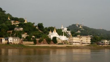 Pagodas, Ayeyarwady Nehri, Myanmar, Burma 'daki gezi gemisinden manzara izliyor.