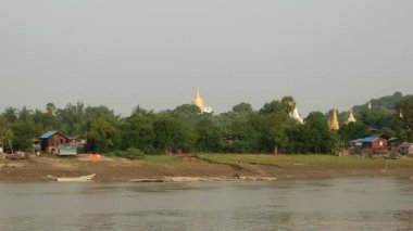 Pagoda, Ayeyarwady nehri, Myanmar, Burma 'da bir balıkçı köyü manzarası görüyor.