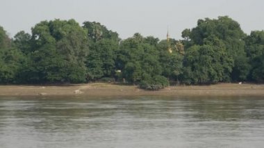 Pagoda manzarası Ayeyarwady Nehri, Myanmar, Burma