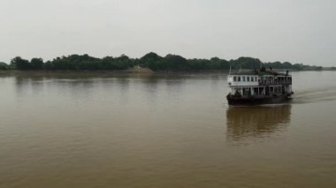 Ayeyarwady nehrinden geçen yolcu gemisi, Myanmar, Burma