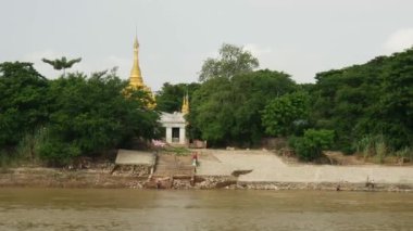 Pagoda Ayeyarwady nehri kıyısında, Myanmar, Burma