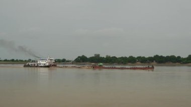 Ayeyarwady nehir yakasında bir yük gemisi, Myanmar, Burma