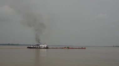 Ayeyarwady nehir yakasında bir yük gemisi, Myanmar, Burma