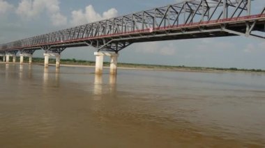 Ayeyarwady nehri üzerinde uzun bir köprü, Myanmar, Burma
