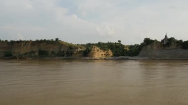 Ayeyarwady Nehri 'nden Pagodas Bagan, Myanmar, Burma' ya vardığında