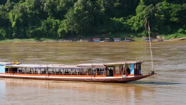 Långstjärtad Båt Rör Sig Vid Strömmen Vid Floden Mekong Luang — Stockvideo