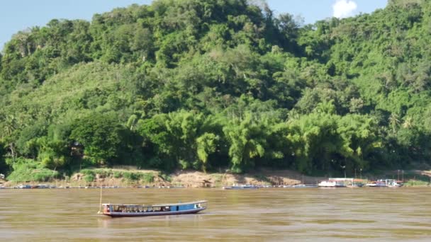 Long Tail Boat Moving Current Mekong River Luang Prabang Laos — Stock Video