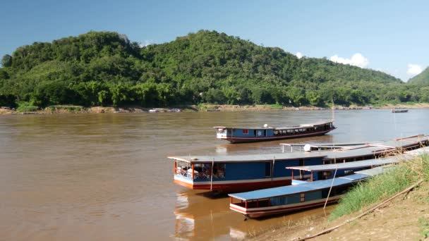 Dlouhoocasé Čluny Břehu Řeky Mekong Luang Prabang Laos — Stock video