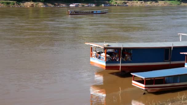老挝卢安普拉邦湄公河上的长尾船 — 图库视频影像