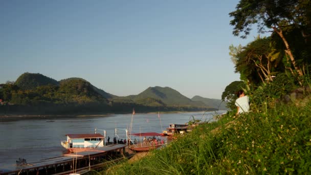 Madre Hijo Observando Muelle Del Ferry Luang Prabang Laos — Vídeo de stock