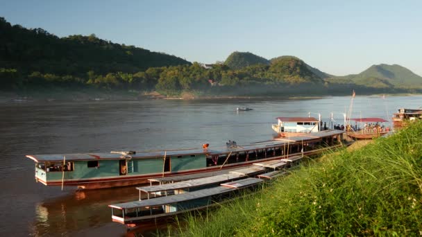 Σκάφη Μακριά Ουρά Στην Όχθη Του Ποταμού Μεκόνγκ Στο Λουάνγκ — Αρχείο Βίντεο