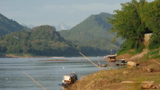 Маленькие Рыбацкие Лодки Реке Меконг Луангпрабанге Лаос — стоковое видео