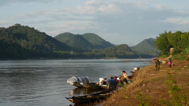 ラオスのルアンパバーンにあるロングテールボートに乗る地元の人々 — ストック動画