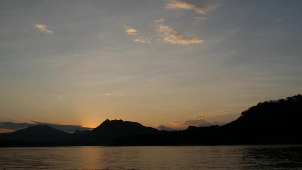 Zonsondergang Time Lapse Bij Mekong Rivier Luang Prabang Laos — Stockvideo