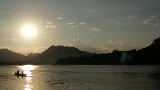 Západ Slunce Řeky Mekong Siluetou Dlouhého Ocasu Míjející Luang Prabang — Stock video