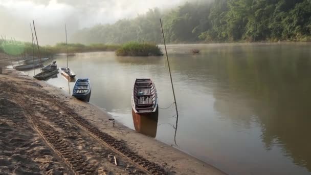 Lutning Från Fiskebåt Morgonen Med Dimma Runt Fjällen Laos — Stockvideo