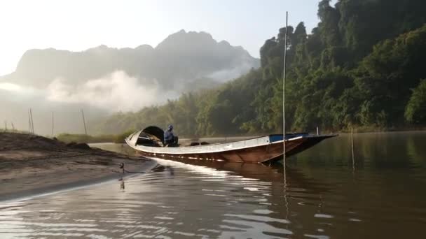 ラオスの山の周りの霧と朝のボートで出発 — ストック動画