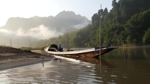 Åker Med Båt Morgonen Med Dimma Runt Bergen Laos — Stockvideo