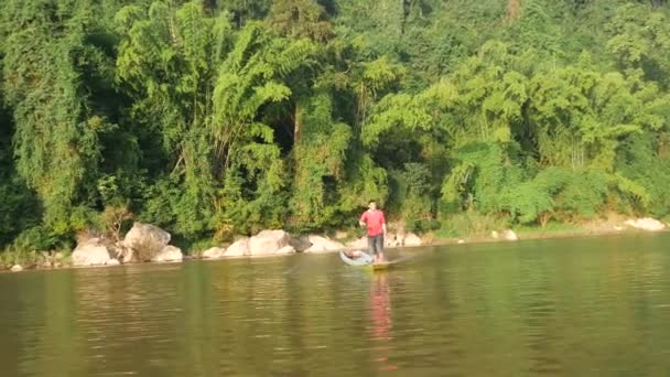 老挝一艘船上的渔民 — 图库视频影像