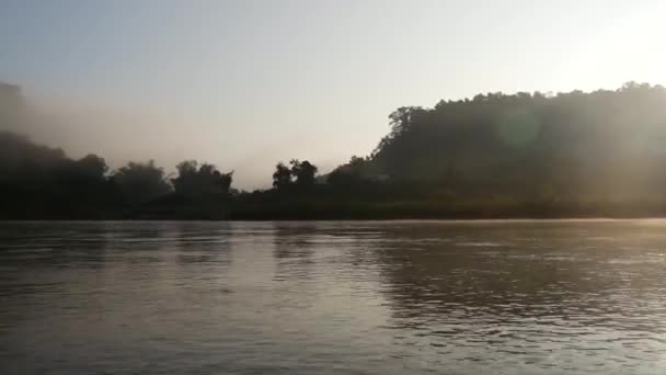 ラオスでの日の出の間の朝の川で — ストック動画