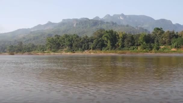 ラオスの山の風景と朝の川で — ストック動画