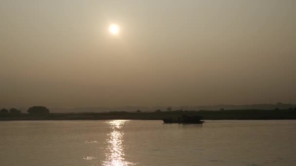 ミャンマー ミャンマーのAyeyarwady川の日の出 — ストック動画