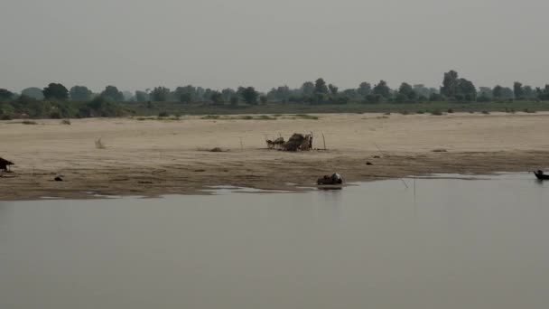 Ribera Del Río Con Pequeñas Cabañas Pesca Río Ayeyarwady Myanmar — Vídeo de stock