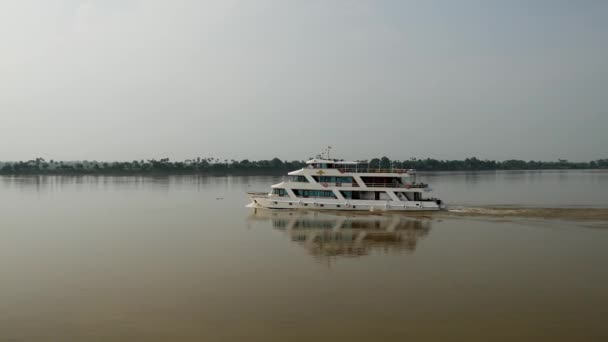 Flodkryssningsfartyg Passerar Vid Ayeyarwady Floden Myanmar Burma — Stockvideo