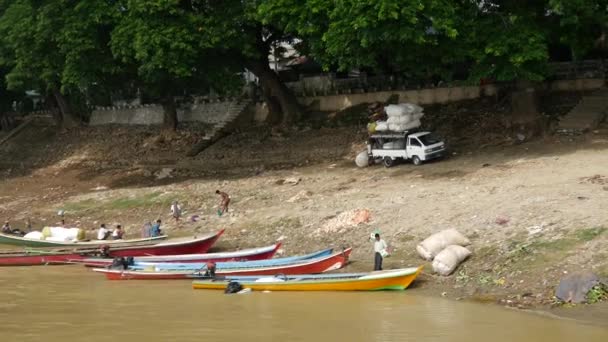 Pessoas Pequenos Barcos Margem Rio Ayeyarwady Mianmar Birmânia — Vídeo de Stock