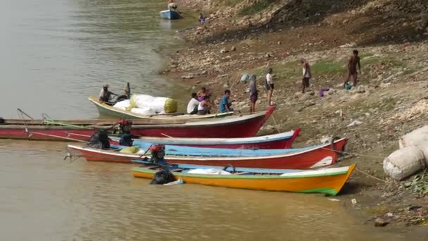 People Small Boats Shore Ayeyarwady River Myanmar Burma — Stock Video