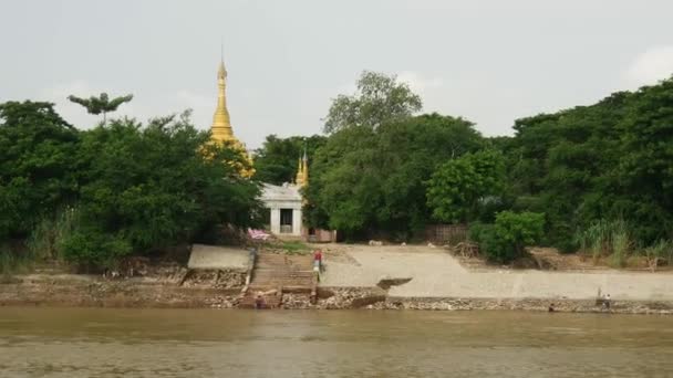 Pagoda Sul Lato Del Fiume Ayeyarwady Myanmar Birmania — Video Stock
