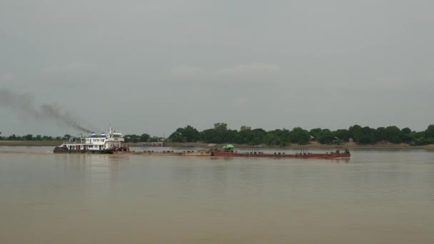 Frachtowiec Stronie Rzeki Ayeyarwady Mjanma Birma — Wideo stockowe