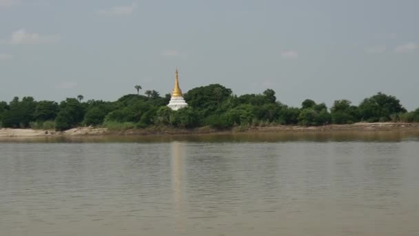 Pagoda Con Riflessione Sul Lato Del Fiume Ayeyarwady Myanmar Birmania — Video Stock