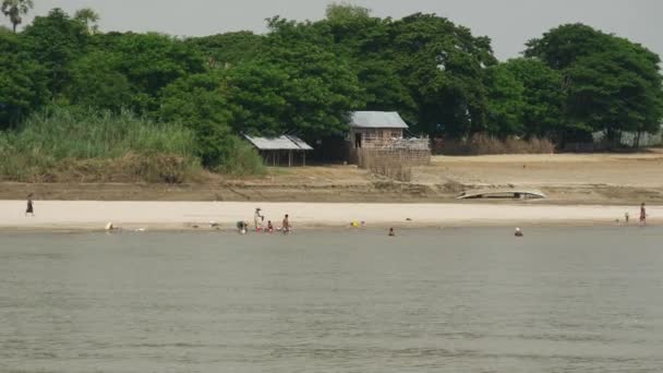 Balıkçı Köyleri Ayeyarwady Nehrindeki Küçük Tapınak Myanmar Burma — Stok video