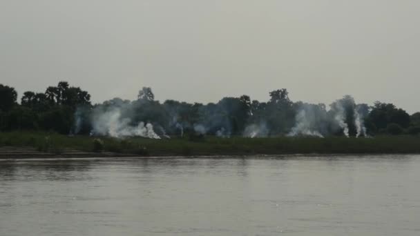 Rök Från Jordbruksmarken Bredvid Ayeyarwady Flodsidan Myanmar Burma — Stockvideo