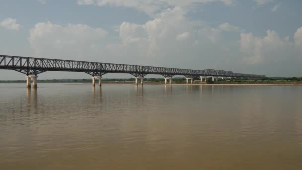 Long Pont Sur Bord Rivière Ayeyarwady Myanmar Birmanie — Video