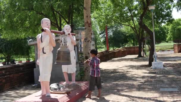 Kleiner Junge Schlägt Eine Glocke Einem Tempel Bagan Myanmar Burma — Stockvideo