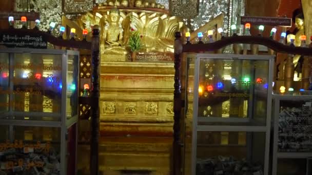 ミャンマー バガンのアナンダ寺院の大きな仏像に傾きます — ストック動画