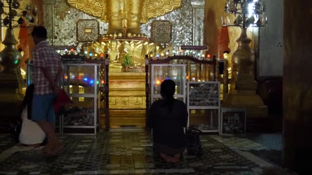 Inclinación Gente Gran Buddha Templo Ananda Bagan Myanmar Birmania — Vídeo de stock