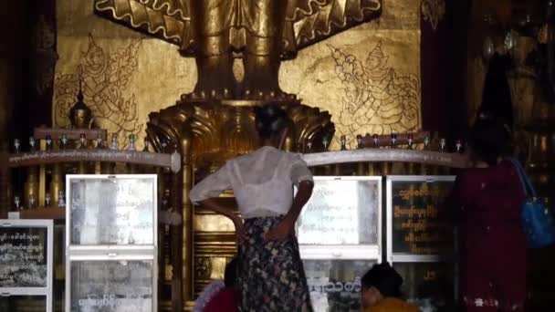 Inclinación Gente Gran Buddha Templo Ananda Bagan Myanmar Birmania — Vídeos de Stock