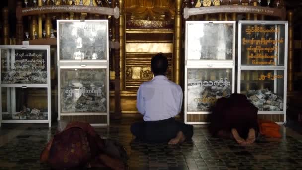 Inclinado Gente Adora Reza Gran Buddha Templo Ananda Bagan Myanmar — Vídeo de stock