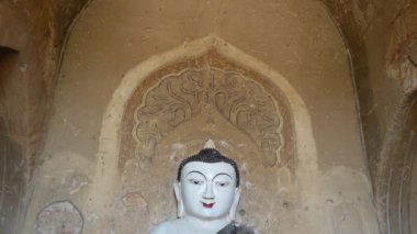 Bagan, Myanmar, Burma 'daki bir pagoda içindeki Buda heykelinden eğik.