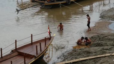 Bagan, Myanmar, Burma 'daki Irrawaddy Nehri kıyısında balıkçılar