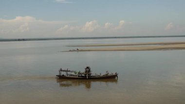 Bagan, Myanmar, Burma 'daki Irrawaddy Nehri' nde balıkçı teknesi.