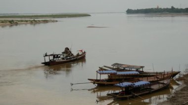 Bagan, Myanmar, Burma 'daki Irrawaddy Nehri' nde balıkçı tekneleri.